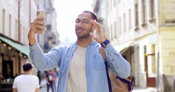 Χαρούμενος Νεαρός Όμορφος Άντρας Γυαλιά Στέκεται Στο Δρόμο Μια Ωραία — Αρχείο Βίντεο