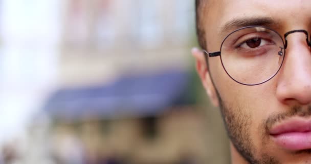 Zblízka Polovina Usměvavé Mladé Mužské Tváře Brýlích Portrét Šťastného Pohledného — Stock video