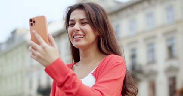 Detailní Záběr Krásné Mladé Bělošky Usmívající Mluvící Mobilním Telefonu Přes — Stock video