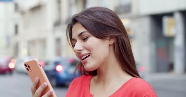 Genç Beyaz Neşeli Gülümseyen Akıllı Telefondan Mesaj Okuyan Bir Kadını — Stok video