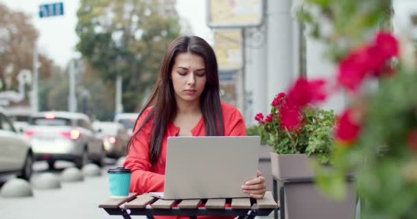 Kafkasyalı Uzun Siyah Saçlı Kahve Masasında Oturan Dizüstü Bilgisayarla Çalışan — Stok video