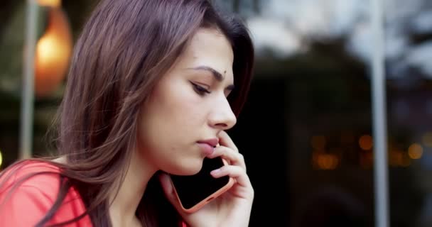 Şehir Caddesinde Telefonda Konuşan Güzel Genç Beyaz Ciddi Bir Kadını — Stok video