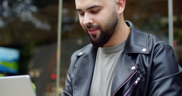 Közeli Kép Elegáns Jóképű Férfi Fekete Bőrdzsekiben Kávézó Belvárosban Laptop — Stock videók