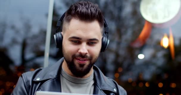 Primer Plano Hombre Joven Con Estilo Los Auriculares Sentados Terraza — Vídeos de Stock