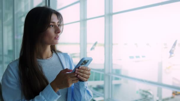 Ελκυστική Χαριτωμένο Απασχολημένος Καυκάσιος Γυναίκα Κάθεται Στο Αεροδρόμιο Περιμένει Για — Αρχείο Βίντεο