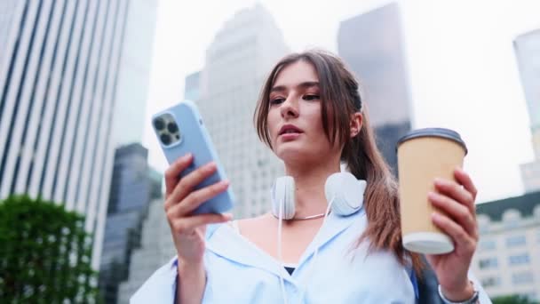 Όμορφη Καυκάσια Νεαρή Εστιασμένη Γυναίκα Ψάχνει Στο Smartphone Χρησιμοποιώντας Απευθείας — Αρχείο Βίντεο