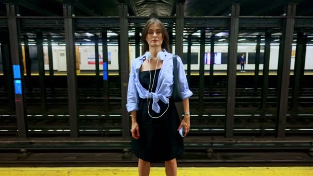Retrato Mujer Gran Estación Metro Esperando Tren Chica Bastante Sonriente — Vídeos de Stock