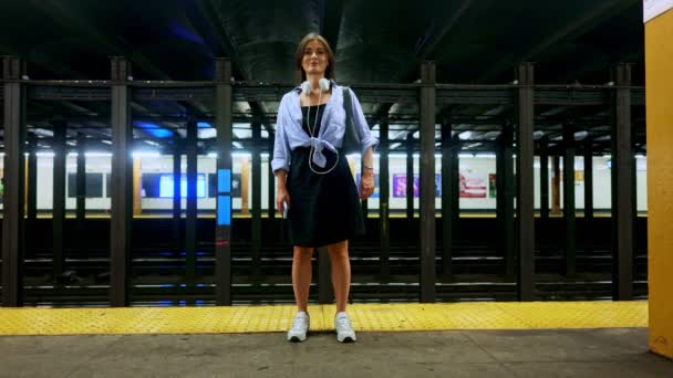 Plano Toda Altura Una Encantadora Mujer Parada Metro Chica Bonita — Vídeos de Stock