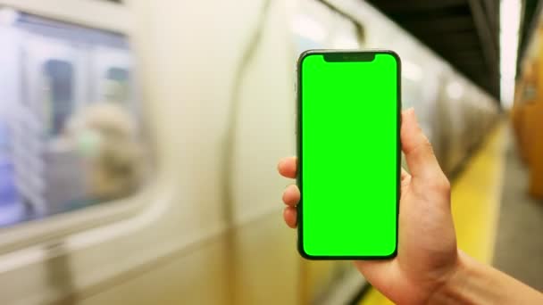 Turist Använder Smartphone Med Vertikal Grön Skärm Kollektivtrafiken För Att — Stockvideo