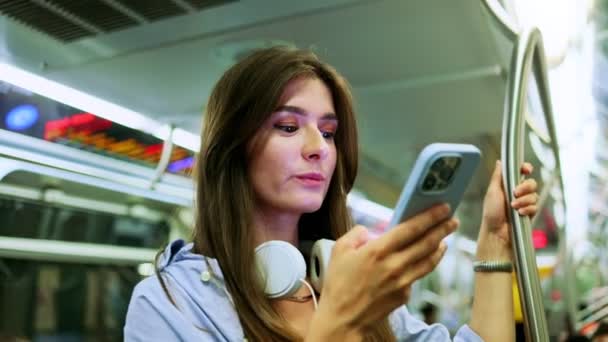 Metroda Işe Giderken Akıllı Telefondan Mesaj Atıp Gülümseyen Sevimli Beyaz — Stok video