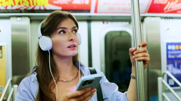 Ευτυχισμένη Νεαρή Όμορφη Γυναίκα Επιβάτης Ακούει Μουσική Μέσω Έξυπνο Κινητό — Αρχείο Βίντεο