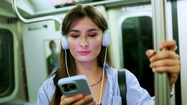 Mujer Chateando Línea Teléfono Móvil Messenger Ver Vídeo Metro Chica — Vídeos de Stock