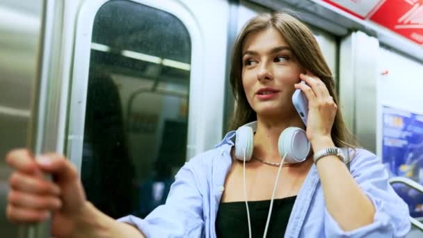 Joven Adorable Mujer Alegre Pie Tren Del Metro Hablando Por — Vídeos de Stock