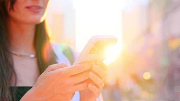 Vista Close Mãos Menina Encantadora Atraente Segurando Smartphone Mensagens Texto — Vídeo de Stock