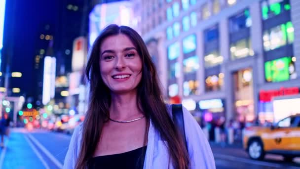 Porträtt Vit Snygg Kvinna Times Square Usa Vacker Tjej Som — Stockvideo