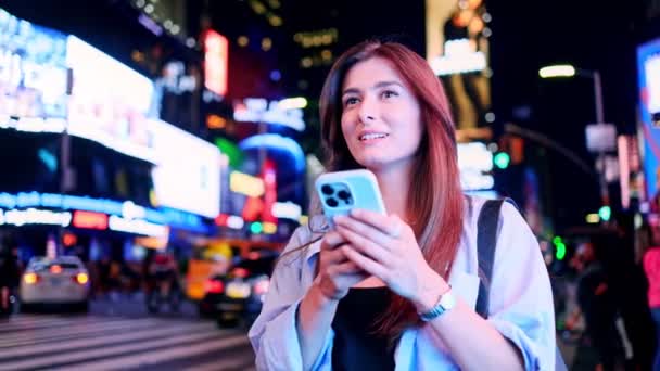 Modern Şehrin Caddelerinde Yürüyen Kadın Portresi Akıllı Telefon Kullanan Şehir — Stok video