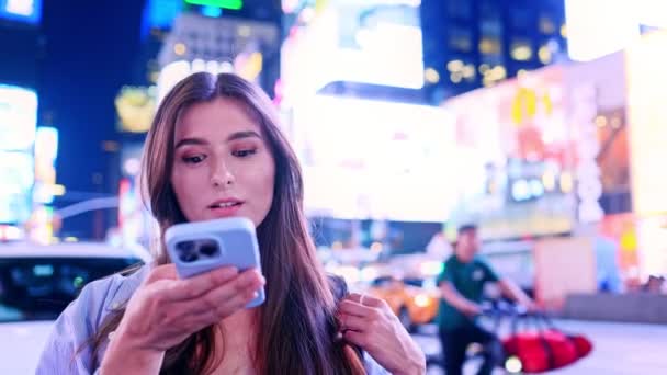Όμορφη Χαρούμενη Νεαρή Καυκάσια Γυναίκα Που Χρησιμοποιεί Smartphone Για Καταγράφει — Αρχείο Βίντεο
