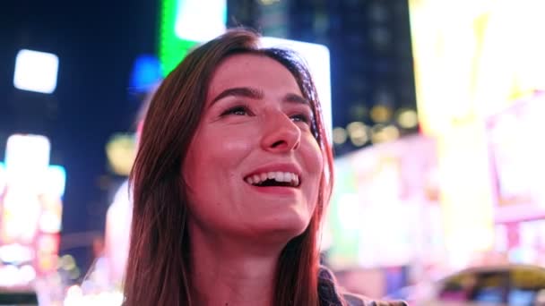 Портрет Привабливої Молодої Збудженої Жінки Яка Посміхається Щасливо Бути Міському — стокове відео