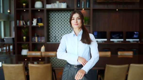 Profesyonel Bayan Şirket Lideri Gülümseyerek Kameraya Bakıyor Takım Elbiseli Zarif — Stok video