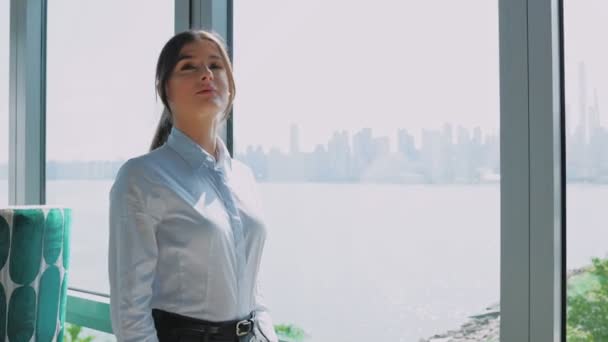 Portret Van Gelukkige Succesvolle Jonge Blanke Vrouw Die Werkt Bij — Stockvideo