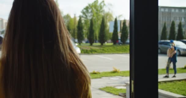 Вид Сзади Женщину Клиента Встречающуюся Своим Курьером Заказом Улице Молодая — стоковое видео