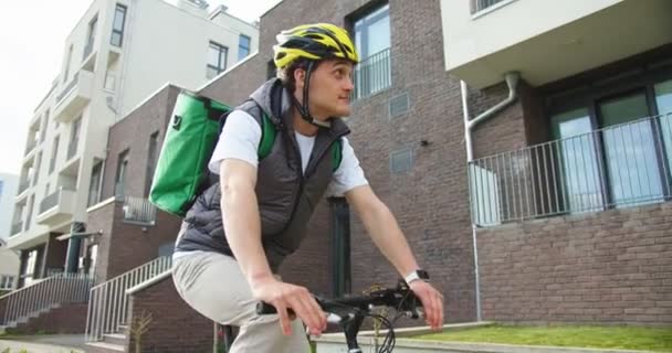Mensajero Masculino Con Casco Seguridad Bicicleta Por Calle Mientras Entrega — Vídeos de Stock