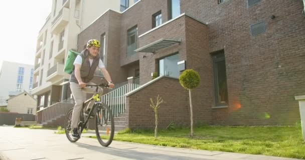 Счастливый Курьер Мужчина Едет Велосипеде Доставляя Пиццу Дом Клиента Привлекательный — стоковое видео