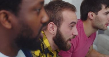 Televizyonda futbol maçı izleyip çığlık atan mutsuz, beyaz ve Afro-Amerikalı gençleri yakından takip edin. Erkek en iyi arkadaşlar spor kanalını izler. Futbol hayranları. Puan hedefi konsepti
