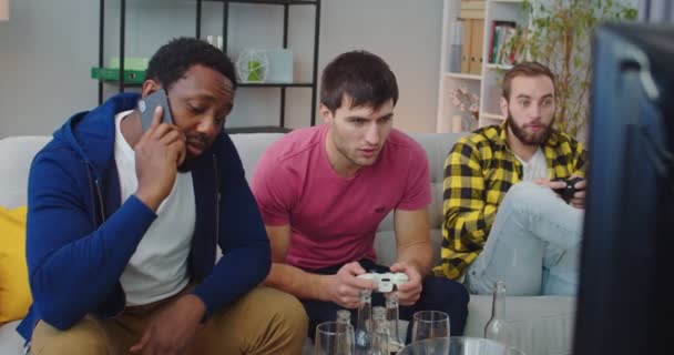 Erkek Arkadaşlar Kanepede Oturup Eğleniyorlar Beyaz Erkekler Konsolda Video Oyunu — Stok video