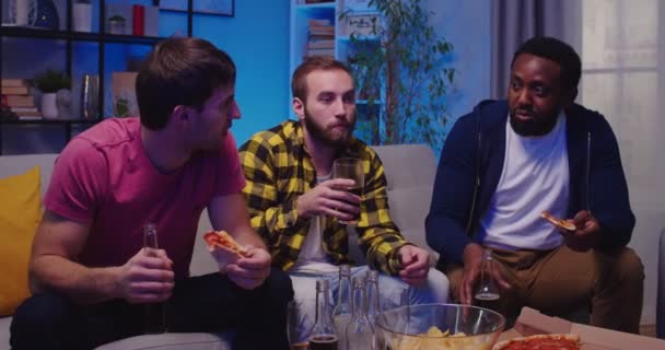 쾌활한 베스트 프렌드 피자와 음주를 말하기와 집에서 저녁에 남자들은 스포츠 — 비디오