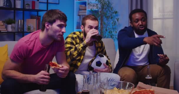 즐거운 피자를 음료를 게임을 집에서 저녁에 남자들은 스포츠 채널을 시청합니다 — 비디오