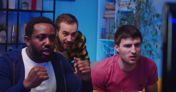 Beyaz Erkek Taraftarlar Sevdikleri Futbol Takımını Izlerken Kanepede Oturup Akşamları — Stok video