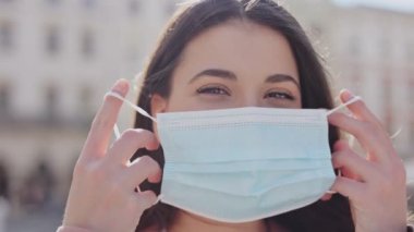 Koronavirüs salgını sırasında şehirde dolaşırken virüs enfeksiyonlarını önlemek için koruyucu maske takan genç bir kadın. Koronavirüs salgını, tecrit dönemi güvenlik ve sağlık konsepti