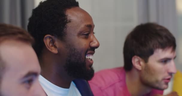 Vue Latérale Joyeux Caucasiens Afro Américains Trois Jeunes Fans Hommes — Video