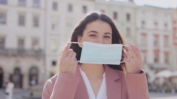 Covid Jonge Blanke Vrouw Draagt Masker Bescherming Isolatieperiode Straat Ziet — Stockvideo
