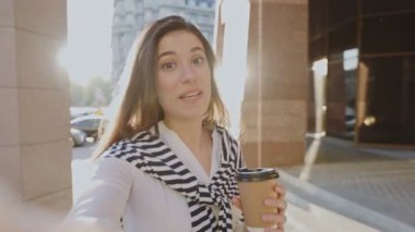 Kız arkadaşı yakınlarda belirdiğinde ve bir sürü alışveriş paketi gösterirken heyecanlı kızın kameraya bir şeyler söylediği selfie kamerası görüntüsü.