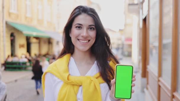 Ritratto Della Donna Bruna Che Tiene Smartphone Con Schermo Verde — Video Stock