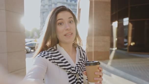 Selfie Cámara Vista Chica Emocionada Diciendo Algo Cámara Mientras Novia — Vídeos de Stock