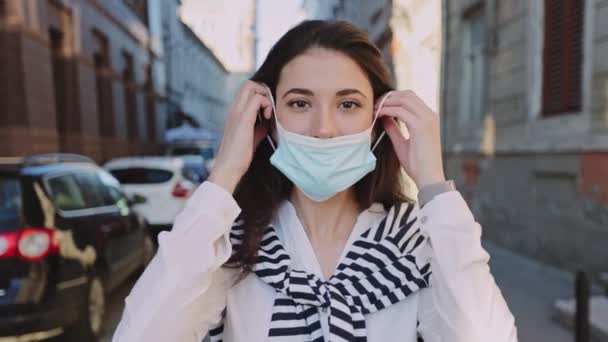 Covid Ung Kaukasisk Kvinna Bär Mask Skydd Isoleringsperioden Stående Gatan — Stockvideo