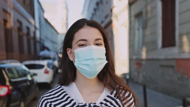 Porträtt Brunett Kaukasisk Flicka Bär Skyddande Ansiktsmask Parkeringsplats Vid Solnedgången — Stockvideo