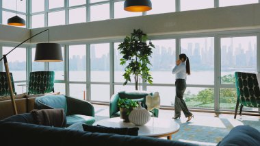 Akıllı telefondan konuşan güzel bir iş kadını. Müşterileri cep telefonundan arıyorum. Akıllı telefonlu ciddi bir kadın içeriden iş görüşmesi yapıyor. Birlikte çalışan zarif bir iş kadını..