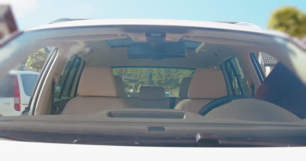 Mężczyzna Kobieta Otwierają Drzwi Samochodu Wsiadają Samochodu Widok Przodu Wielorasowej — Wideo stockowe