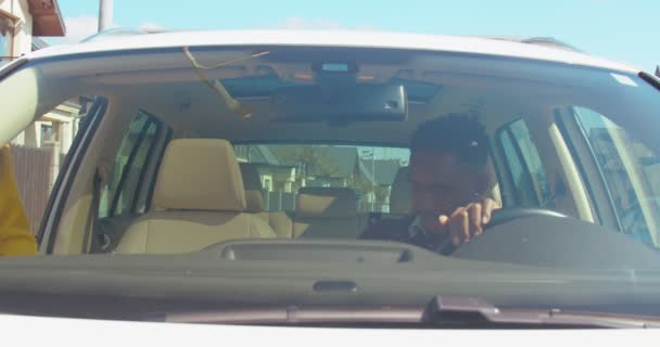 Wielorasowa Kobieta Otwierająca Drzwi Samochodu Wsiadająca Samochodu Kręcone Pani Siedzi — Wideo stockowe