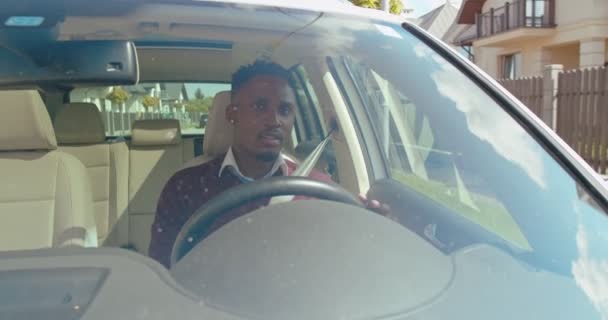 Glücklicher Junger Mann Fährt Auto Auf Einer Straße Fühlen Sie — Stockvideo