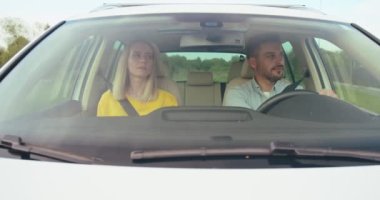 Neşeli beyaz çift arabada oturuyor, ritimli hareket ediyorlar. Gençler birlikte eğleniyor. El sallayarak, müzik dinleyerek. Keyfin yerinde. Afiyet olsun. Arabanın içi..