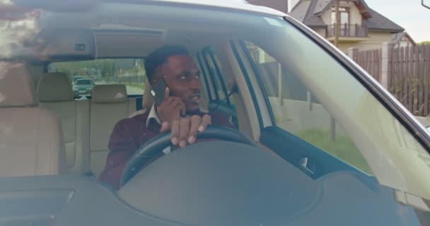 Feliz Joven Afroamericano Hombre Está Conduciendo Coche Una Carretera Mirando — Vídeo de stock