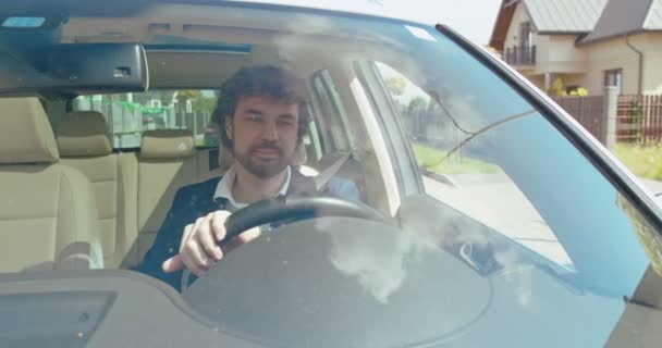 Радостью Поведу Машину Красивый Брюнетка Молодой Человек Улыбается Время Вождения — стоковое видео