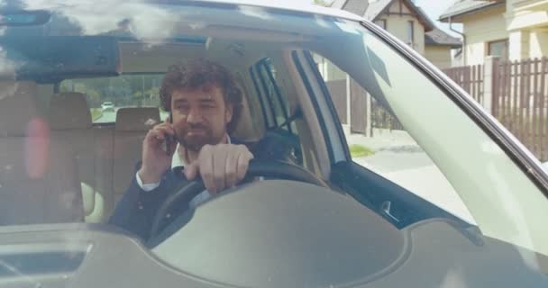행복한 코카서스 사람은 주위를보고 전화로 이야기 도로에 운전하고 있습니다 기분이 — 비디오