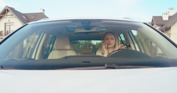Feliz Joven Caucásica Mujer Está Conduciendo Coche Una Carretera Hablando — Vídeo de stock