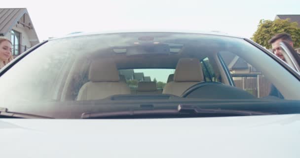 Vista Frontal Casal Feliz Caucasiano Entrando Carro Apertado Com Cintos — Vídeo de Stock